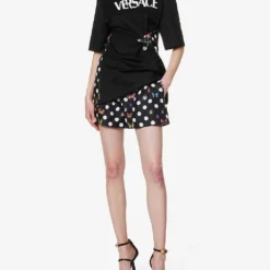 Versace Graphic-pattern Mid-rise Silk Shorts 6 Versace Graphic-pattern Mid-rise Silk Shorts -Outlet Pique Style Store R04185121 BLACKMULTICOLOR ALT01